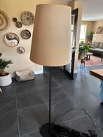 Mooie vloerlamp met grote beige kap, Huis en Inrichting, Lampen | Vloerlampen, Ophalen, Zo goed als nieuw, 150 tot 200 cm