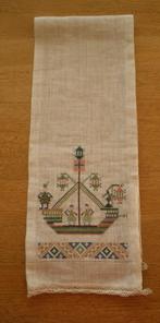Antieke klokken kleedje / Klokkenkleedje met geklost kant, Ophalen of Verzenden