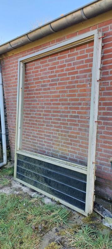 Hardhouten kozijn zonder glas beschikbaar voor biedingen