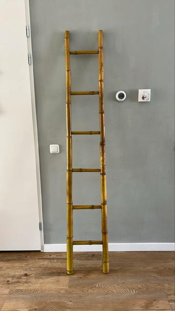 Deco ladder van bamboe beschikbaar voor biedingen