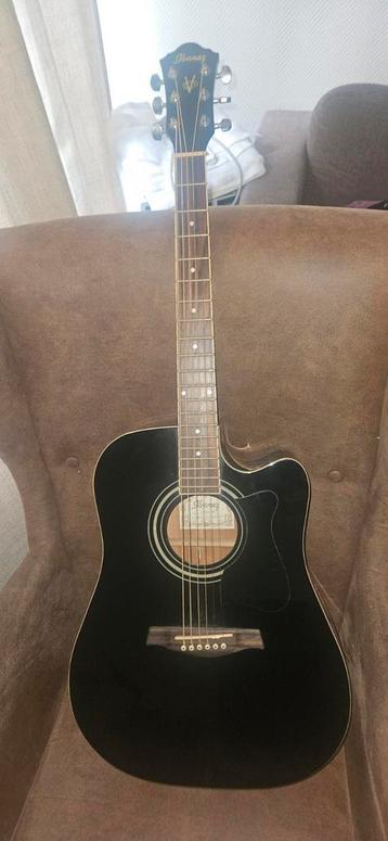 Ibanez Electrisch Accoustic Gitaar met Gitaarstandaard– €150 beschikbaar voor biedingen