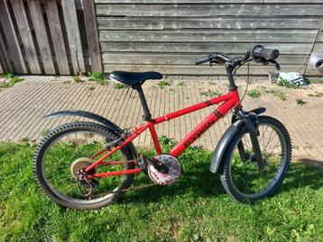 Leuke B'Twin mtb, fiets, 20 inch, rode kinderfiets beschikbaar voor biedingen
