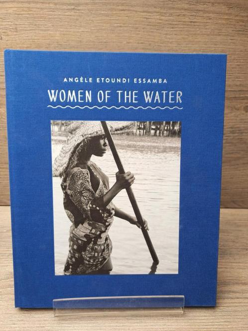 Women of the Water - Angèle Etoundi Essamba, Boeken, Kunst en Cultuur | Fotografie en Design, Zo goed als nieuw, Fotografen, Ophalen of Verzenden