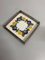 Antieke onderzetter verzilverd? geel blauw bloemen viooltjes, Antiek en Kunst, Ophalen of Verzenden