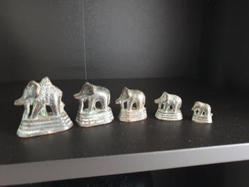 Antieke opium gewichten Bronzen Olifant Gewichten  Set van 5 beschikbaar voor biedingen