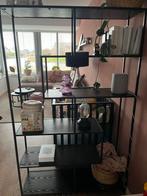 Zwarte vakkenkast / roomdivider van staal & houten planken, Huis en Inrichting, Kasten | Boekenkasten, Ophalen, Met plank(en)