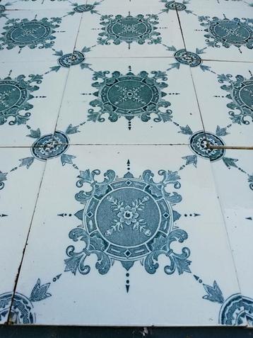 Set van 50 antieke wandtegels met donkergroen decor 15x15cm beschikbaar voor biedingen