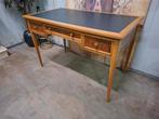 Klassieke schrijftafel. bureau, desk met lederen inleg