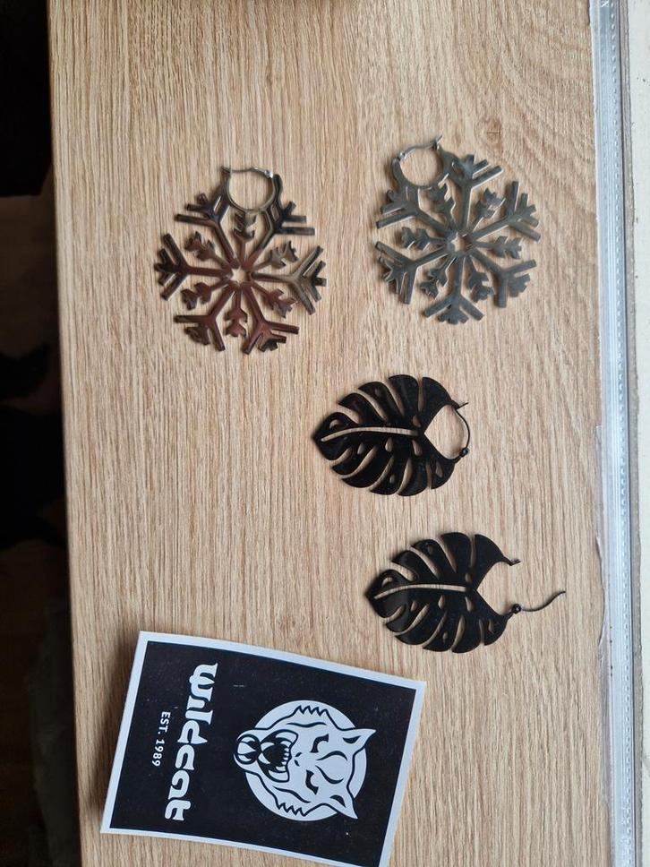 wild cat oorbellen tunnels, Sieraden, Tassen en Uiterlijk, Oorbellen, Gebruikt, Overige materialen, Zwart, Ophalen of Verzenden