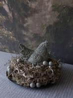 Kip op nest met grijze kievitseieren., Diversen, Pasen, Nieuw, Ophalen of Verzenden