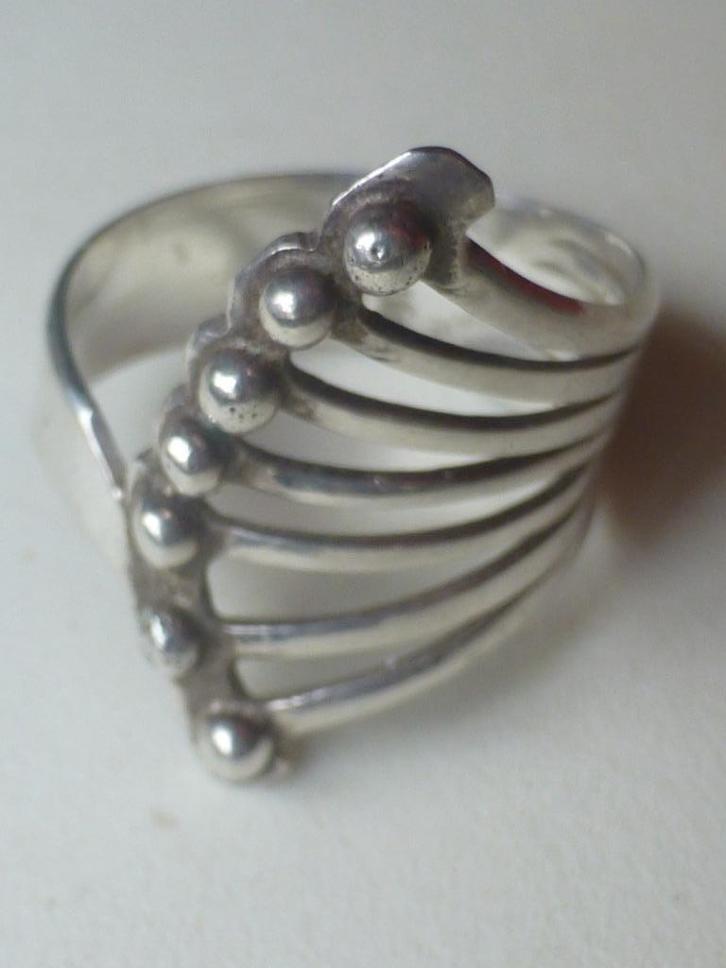 Zilveren Ring Waaier van Spijltjes met Knopjes, Sieraden, Tassen en Uiterlijk, Ringen, Zo goed als nieuw, Dame, 17 tot 18, Zilver