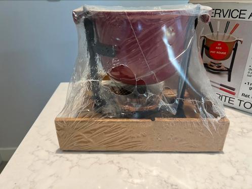 TIP: NIEUWE Le Creuset La Mama fondue set kersenrood, Huis en Inrichting, Keuken | Potten en Pannen, Nieuw, Koekenpan of Braadpan