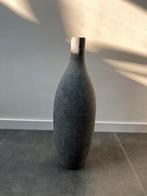 Grijze hoge vaas, Huis en Inrichting, Woonaccessoires | Vazen, Ophalen, Zo goed als nieuw, Overige kleuren, 50 tot 75 cm