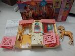 Mattel Kapschuur (stal) met veulen 2001 compleet, Ophalen of Verzenden, Zo goed als nieuw, Toebehoren