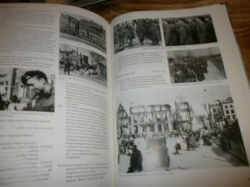 groningen met de blik naar boven met fotos uit wo2 beschikbaar voor biedingen