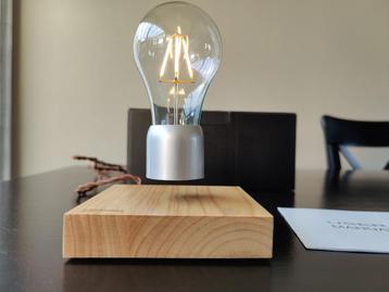 Lumbr Air zwevende LED-lamp met eikenhouten basis. beschikbaar voor biedingen
