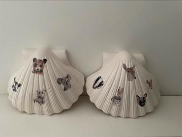 2 schattige vintage gerestylde wand schelpen beschikbaar voor biedingen