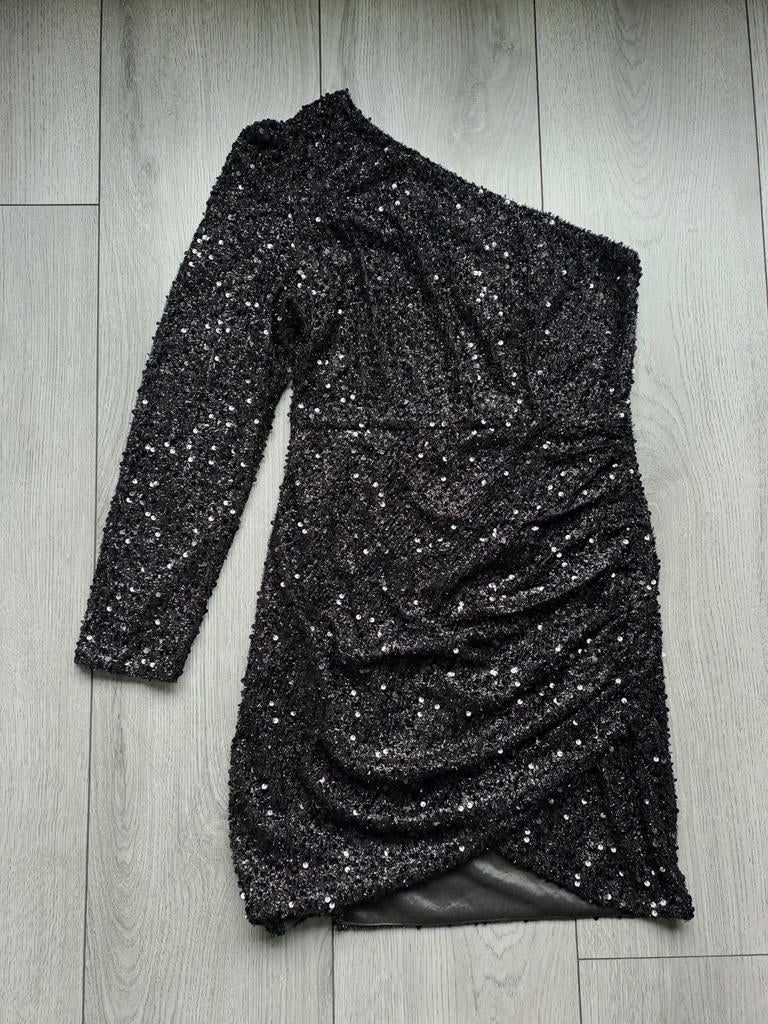One shoulder dress eenmalig gedragen maat M, Maat 38/40 (M), Zwart, Ophalen of Verzenden, Boven de knie