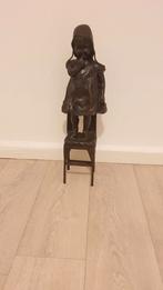  “Meisje op Stoel met Schoen” (circa 1890, 61 cm), Verzamelen, Beelden en Beeldjes, Ophalen of Verzenden, Zo goed als nieuw, Mens