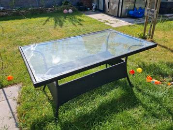 Kunststof/ glas buitentafel beschikbaar voor biedingen