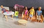 Barbie's met een bed tafel bank enz, Kinderen en Baby's, Speelgoed | Poppen, Ophalen of Verzenden, Gebruikt, Barbie