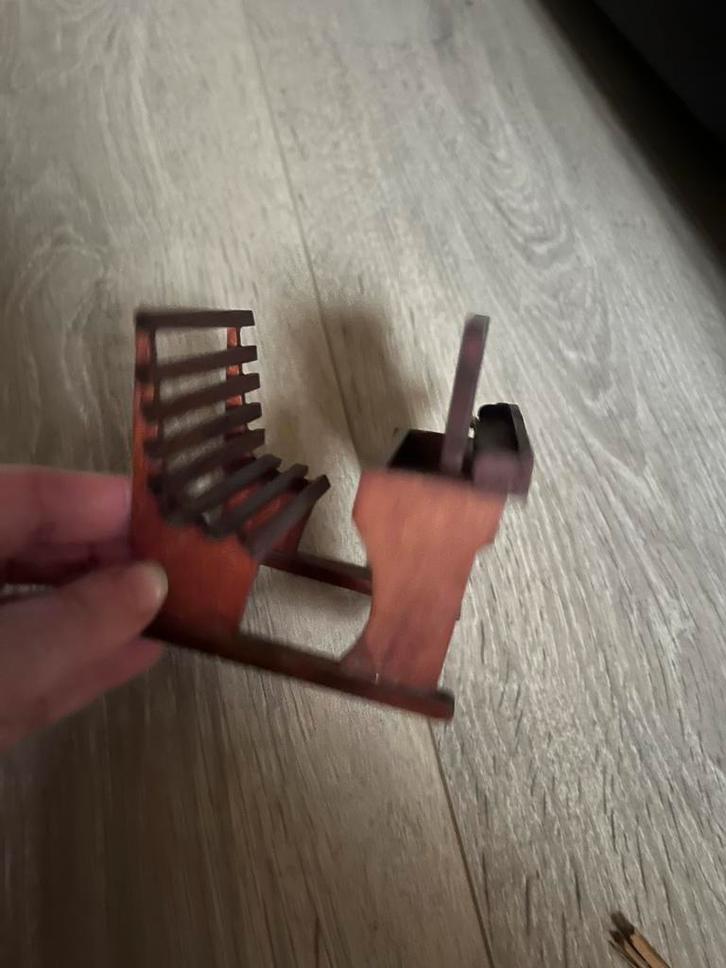 Miniatuur lessenaar,  tuingereedschap en Bankje Poppenhuis, Antiek en Kunst, Antiek | Speelgoed, Ophalen of Verzenden