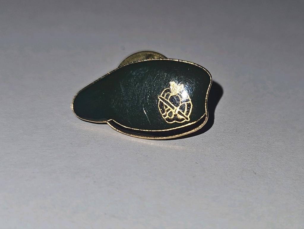 Mini baretembleem pin KCT, Verzamelen, Ophalen of Verzenden, Landmacht, Nederland, Embleem of Badge