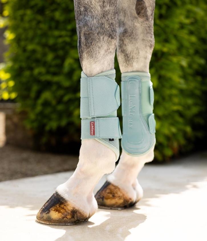 LeMieux Mesh Brushing Beenbeschermers Aqua M+L SALE 50%, Dieren en Toebehoren, Paarden en Pony's | Beschermers, Nieuw, Rijden