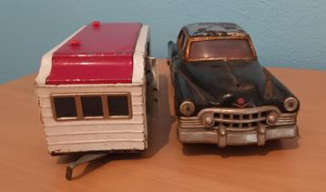 Cadillac met caravan van blik en oud. 51 cm. lang beschikbaar voor biedingen