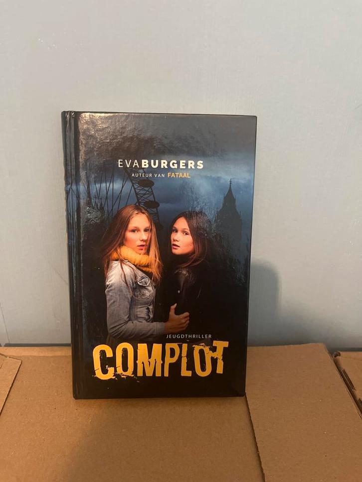 Complot - Eva Burgers Thriller, Boeken, Thrillers, Zo goed als nieuw, Nederland, Ophalen of Verzenden