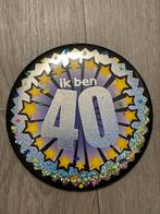 Grote button 40 jaar verjaardag nieuw, Hobby en Vrije tijd, Feestartikelen, Ophalen of Verzenden, Nieuw, Versiering, Verjaardag