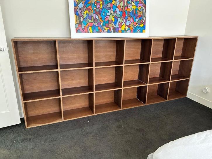 Op maat gemaakte bibliotheek van wengéhout, Huis en Inrichting, Woonaccessoires | Wandplanken en Boekenplanken, Zo goed als nieuw