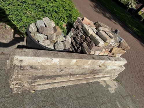 Betonpalen, stapeltje bakstenen en bak met waaltjes, Tuin en Terras, Palen, Balken en Planken, Gebruikt, Palen, 180 tot 250 cm