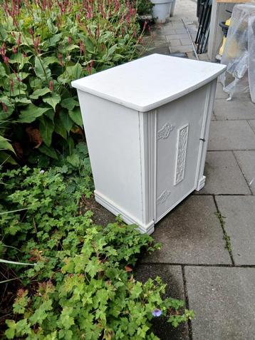Brocante kastje  beschikbaar voor biedingen