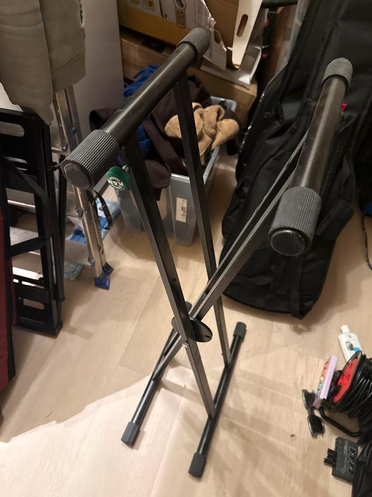 K&M Piano Standaard - Stevig en Verstelbaar, Muziek en Instrumenten, Standaards, Gebruikt, Instrumentstandaard, Keyboard of Synthesizer