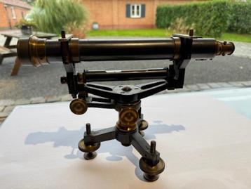 antiek waterpasinstrument beschikbaar voor biedingen