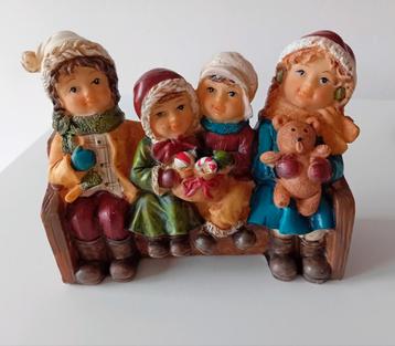 Lieve kerst kindjes op bank.. kerstbeeld, kerstdorp beschikbaar voor biedingen