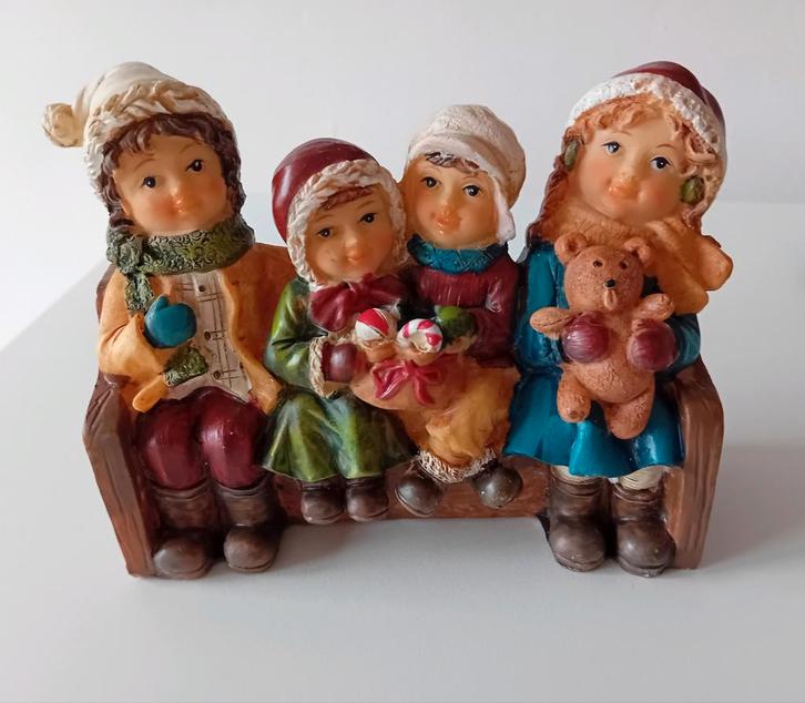 Lieve kerst kindjes op bank.. kerstbeeld, kerstdorp, Diversen, Kerst, Ophalen of Verzenden