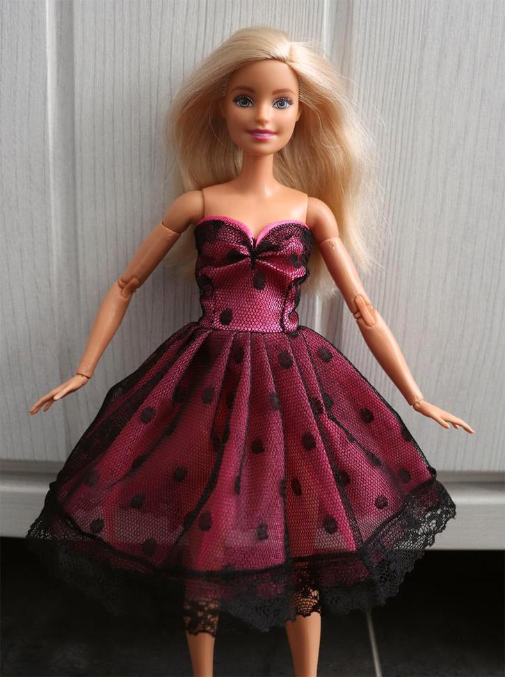 Barbie kleding nieuw - Korte roze jurk met zwart kant, Kinderen en Baby's, Speelgoed | Poppen, Nieuw, Barbie, Ophalen of Verzenden