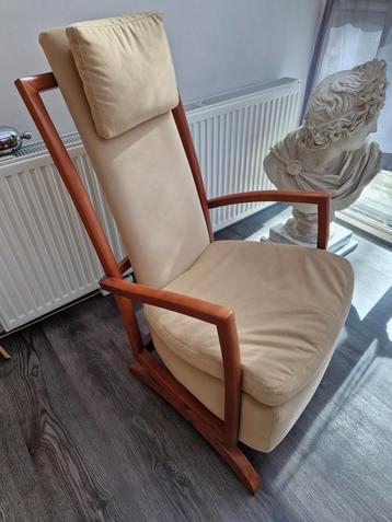Leuke moderne schommelstoel beschikbaar voor biedingen