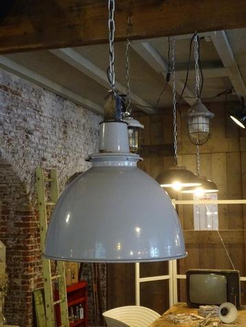 Prachtige grijs blauw emaillen lamp uit Shell fabriek UK beschikbaar voor biedingen