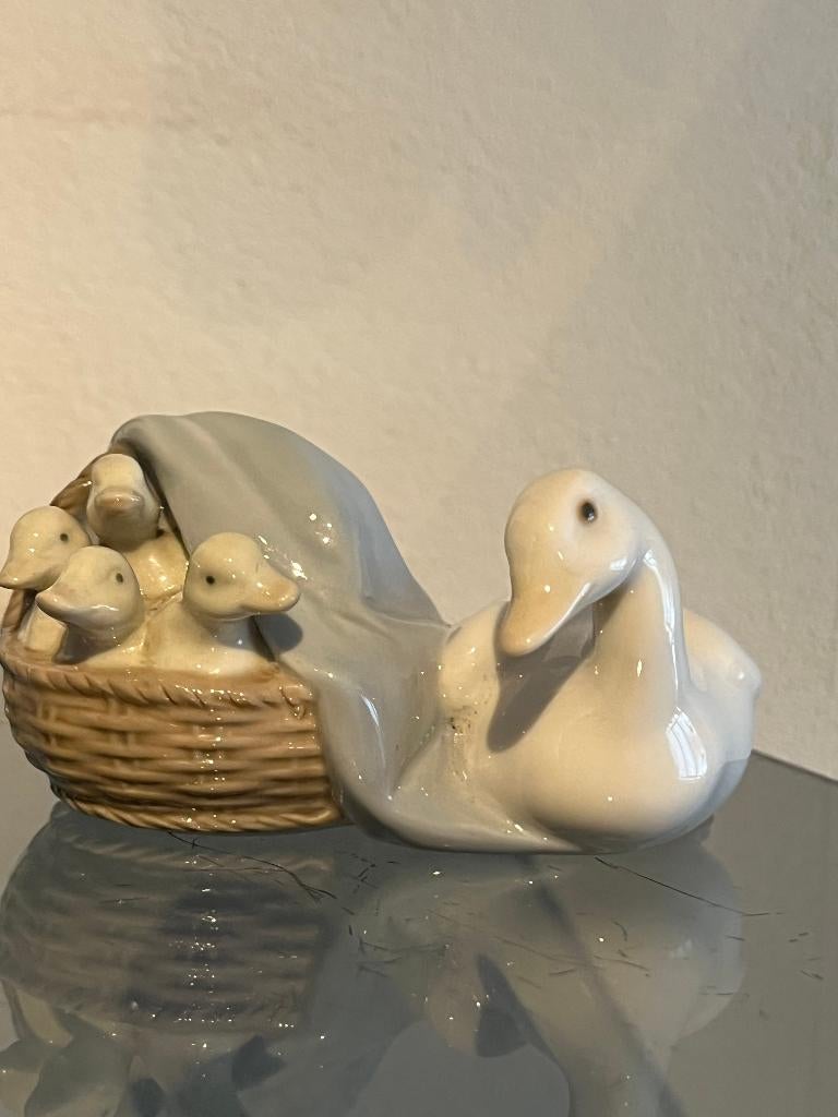 Vintage Lladro Beeldje Moeder Eend met Jongen in Mandje 1974, Verzamelen, Beelden en Beeldjes, Zo goed als nieuw, Dier, Ophalen of Verzenden