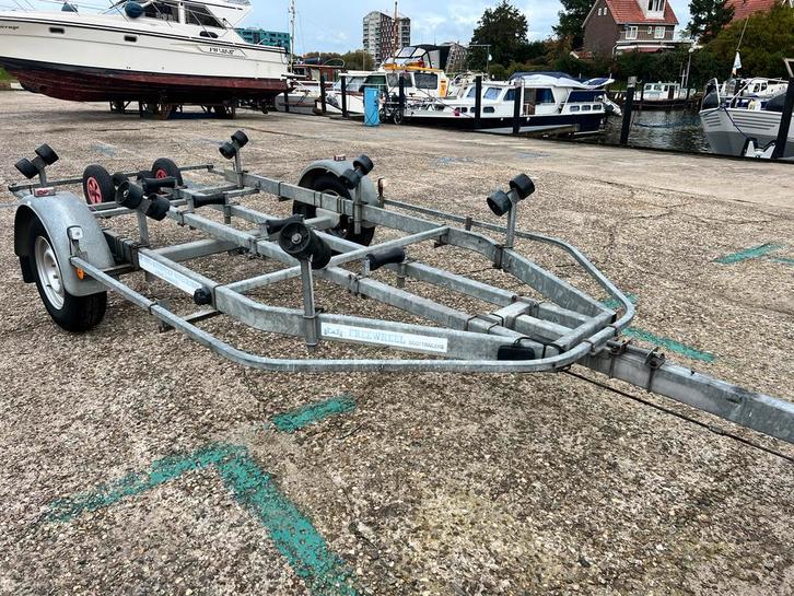 Boottrailer- Merk Freewheel 1314 kg, Watersport en Boten, Boottrailers, Gebruikt, Sloepentrailer, Minder dan 1500 kg, Verstelbare verlichting