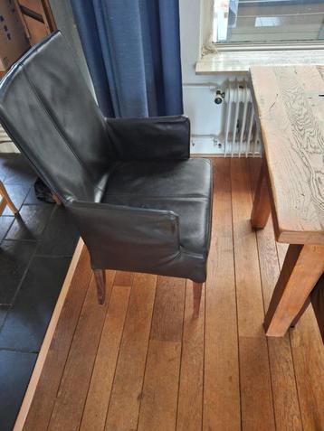 Eettafel met bijbehorende lederen stoelen beschikbaar voor biedingen