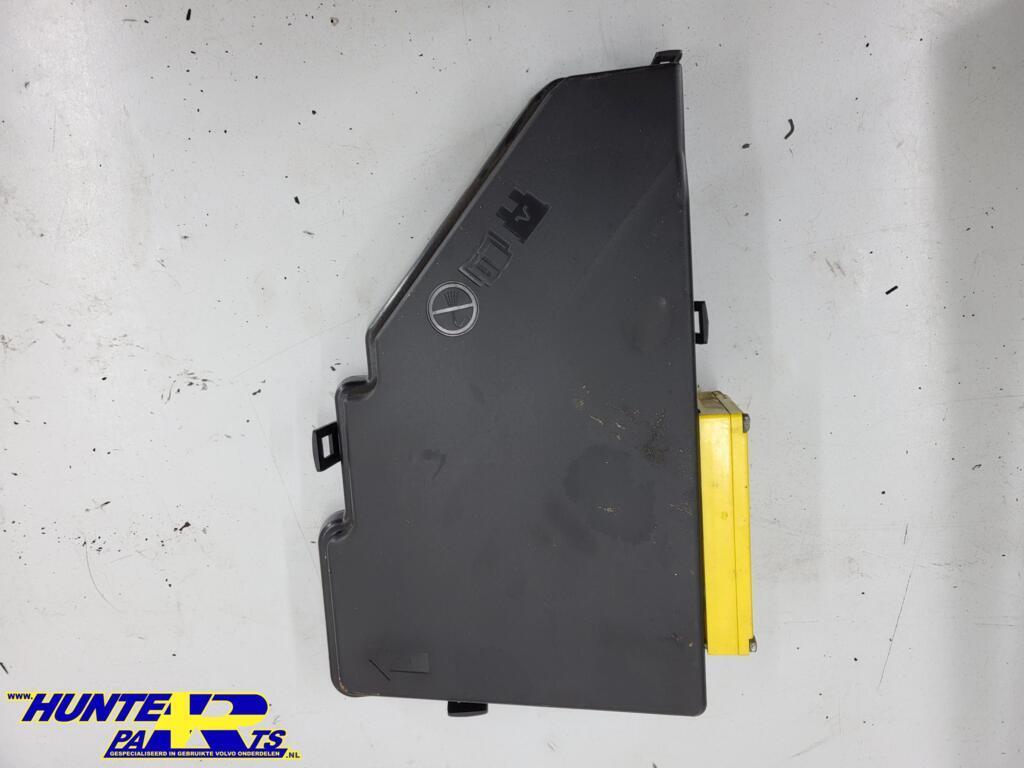 Afdekkap zekeringkast Volvo V90/S90/V60/XC (16-'22) 31398001, Gebruikt, Ophalen of Verzenden, Volvo, Volvo