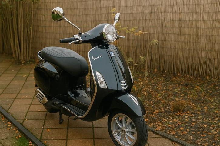 Mooie zwarte Vespa scooter 75 klm 80CC, Fietsen en Brommers, Brommers | Vespa, Zo goed als nieuw, Overige modellen, Maximaal 45 km/u