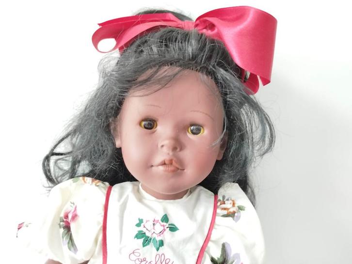 Corolle pop uit 1994, donker meisje 44 cm, Verzamelen, Poppen, Zo goed als nieuw, Pop, Ophalen of Verzenden