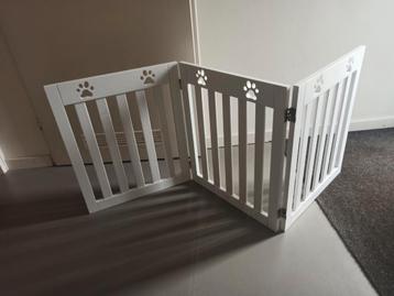 Hondenhekje - Wit met pootafdrukken beschikbaar voor biedingen