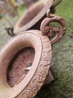 2 gietijzeren oorvazen met roestsluier (brocante), Tuin en Terras, Tuinvazen, Ophalen of Verzenden, Gebruikt