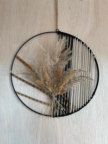 Wandhanger met touw en droogbloemen beschikbaar voor biedingen